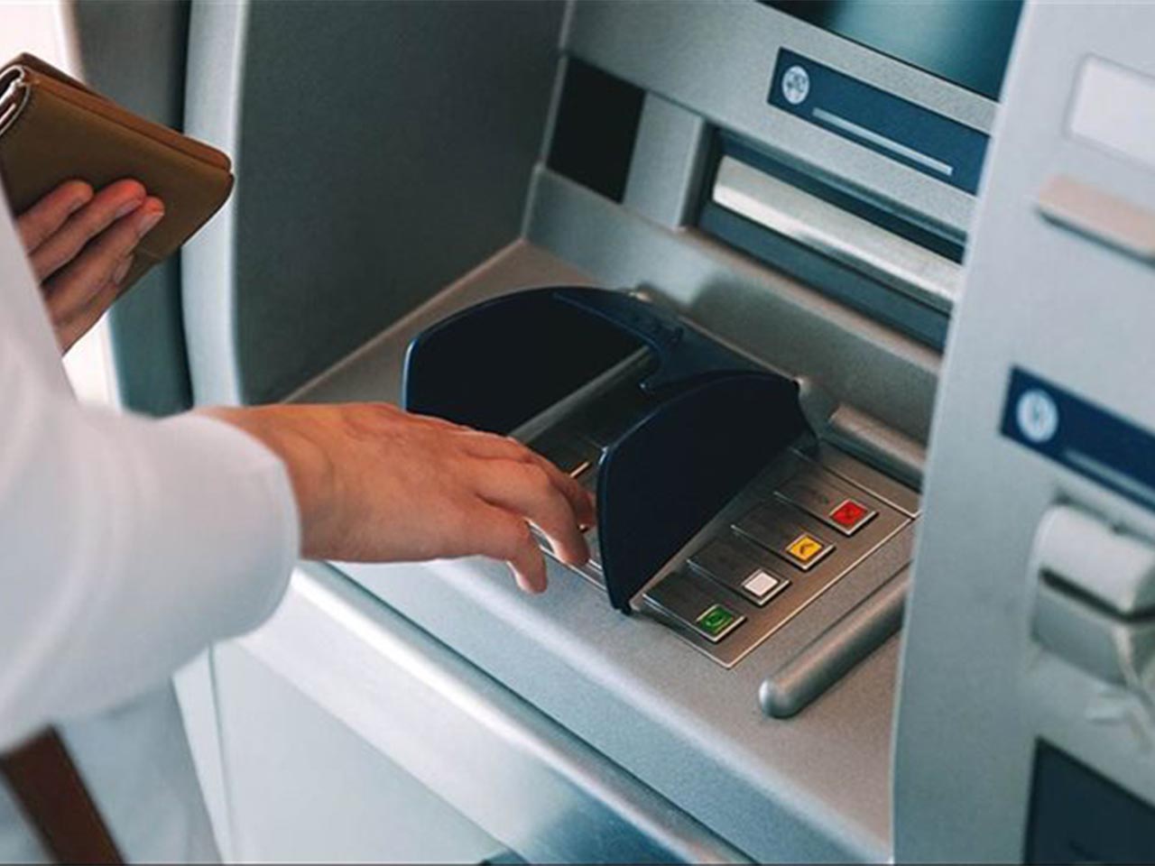 أعمال إنشاء وتصنيع الصرافات الآلية